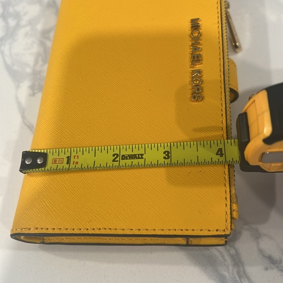 💛Cute. Michel Kors WRISTLET. - Picture 13 of 16
